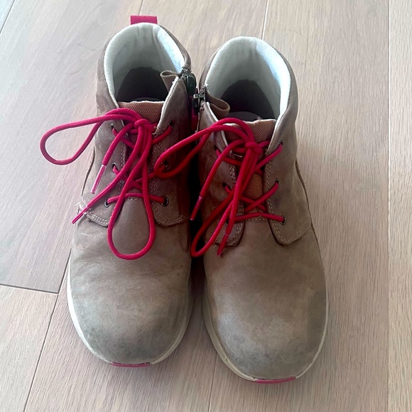 Boys UGG Canoe III Weather Sneakers size 4 in great condition! - Picture 2 of 4